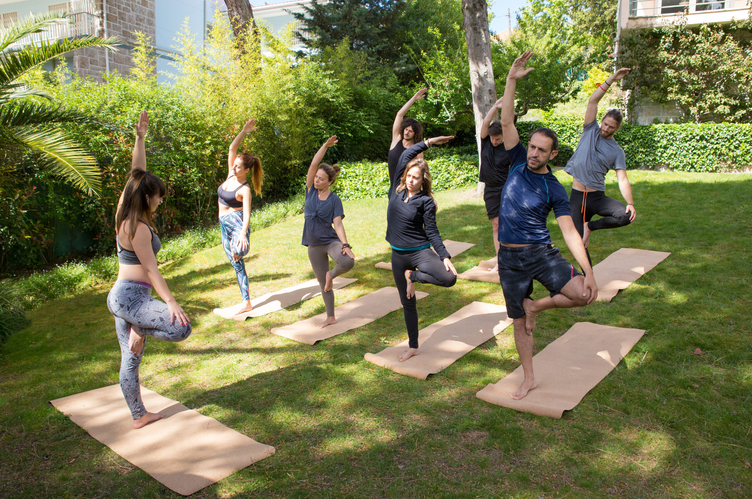 Sessione di yoga e benessere di gruppo organizzata da AL2 Sport